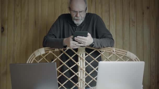 Homem sênior usando tablet digital — Vídeo de Stock