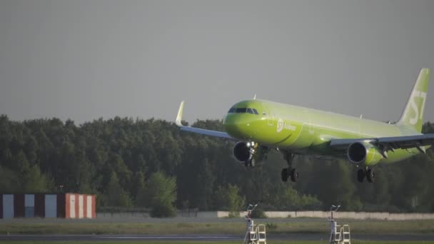 S7 Airlines Airbus A320 aterizare — Videoclip de stoc