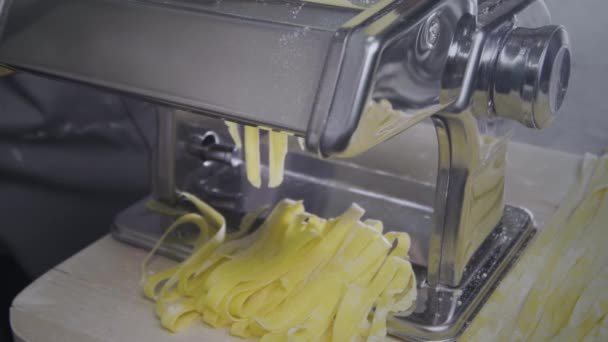 Hacer pasta fresca — Vídeo de stock