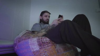 Akıllı telefon kullanan yakışıklı adam.