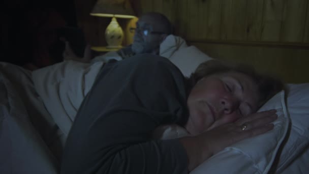 Reife Frau schläft im Bett — Stockvideo