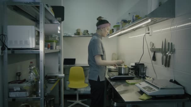 상업용 주방에서 식품을 준비하는 요리사 — 비디오