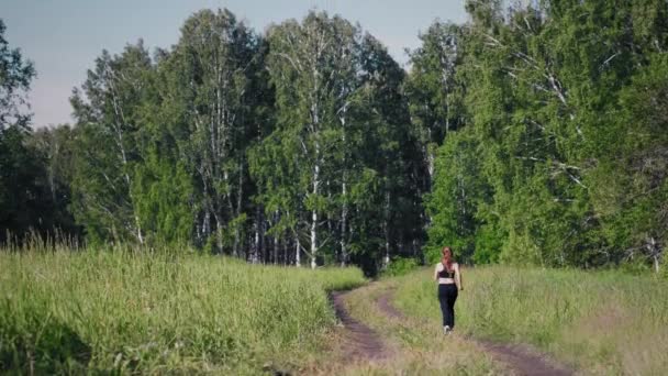 Жінка біжить в лісі — стокове відео