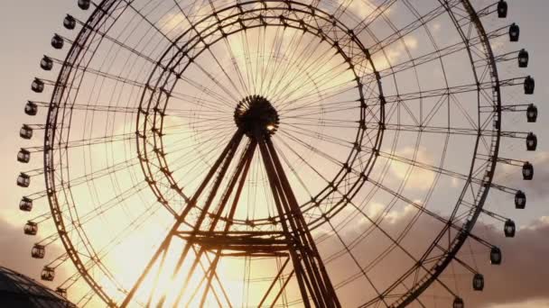 Das Riesenrad bei Sonnenuntergang — Stockvideo