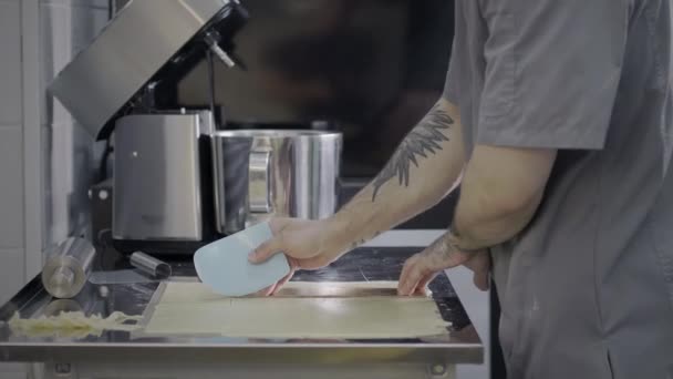 Chef preparando masa para el postre — Vídeos de Stock