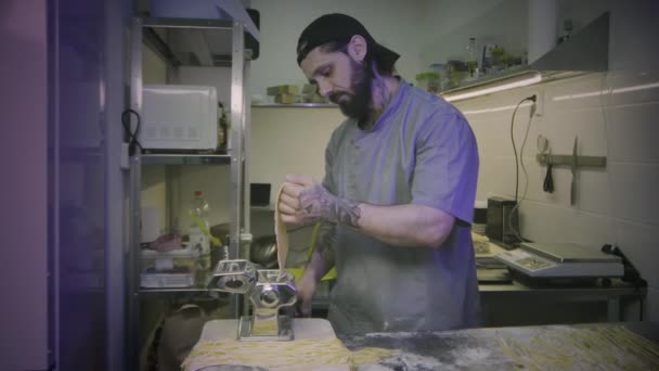 Man die verse pasta maakt — Stockvideo