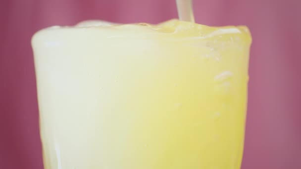 Limonata si rovescia su un bicchiere — Video Stock