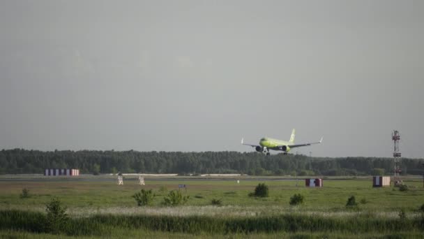 Pesawat S7 Airlines Airbus A320 mendarat — Stok Video