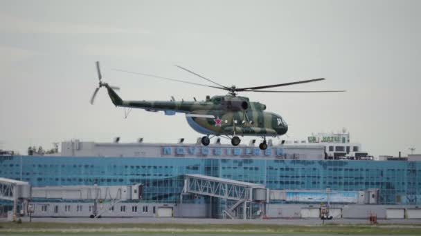 Військовий вертоліт МІ-8 злітає. — стокове відео