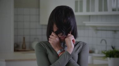 Afro-Amerikalı kız oynaşıyor.