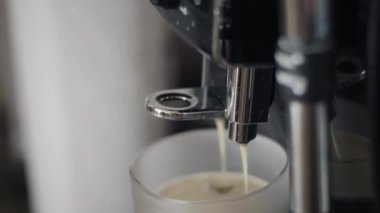 Kahve makinesinde espresso yap.