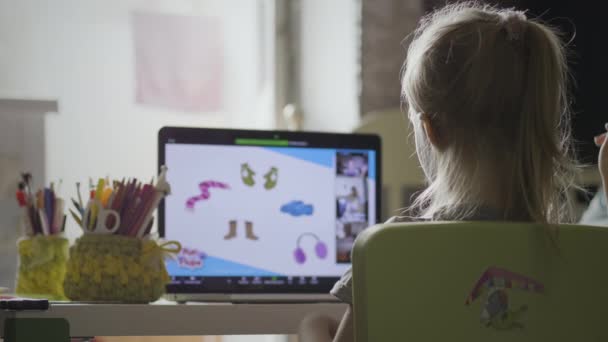 Ребенок учится дома онлайн — стоковое видео