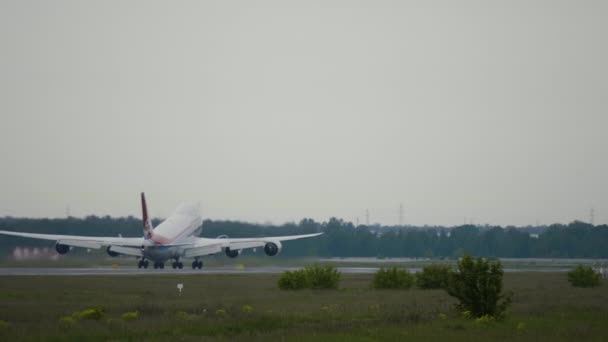 Cargolux Boeing 747 stijgt op — Stockvideo