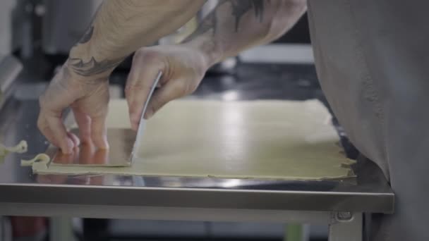 Un hombre cocina un pastelero — Vídeos de Stock