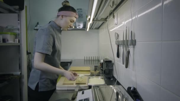 Confiseur femelle préparant un gâteau — Video