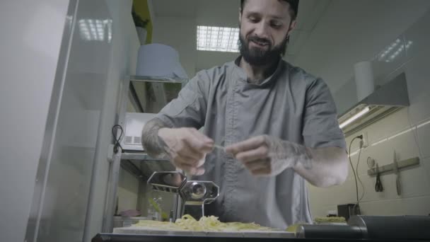 Profesjonalny włoski sprzęt do produkcji makaronów — Wideo stockowe