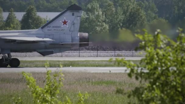 Avión de combate militar despegue — Vídeo de stock