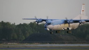 Nakliye uçağı Antonov AN-12 iniyor.