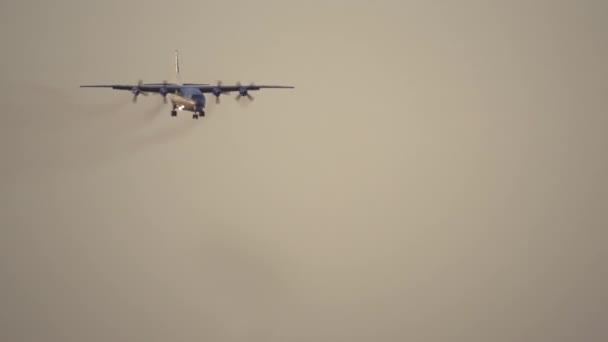 軍用ターボプロップ機の着陸 — ストック動画