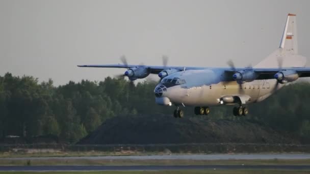 Přepravní letadlo Antonov AN-12 přistání — Stock video