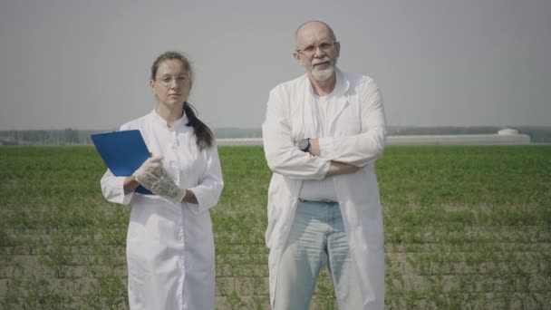 Cientistas da agronomia no campo — Vídeo de Stock