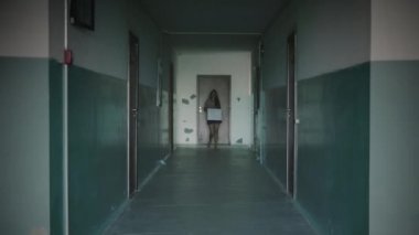 Koridorda yürüyorum..