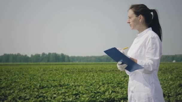 Kobiecy agronomista w terenie — Wideo stockowe