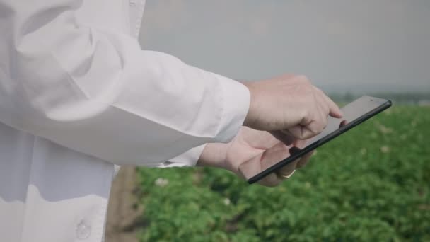 Vědec používá digitální tablet — Stock video