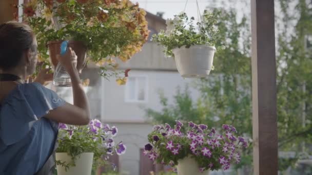 Vrouw zorgen voor bloemen — Stockvideo