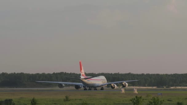 Cargolux Boeing 747 rollend op baan — Stockvideo