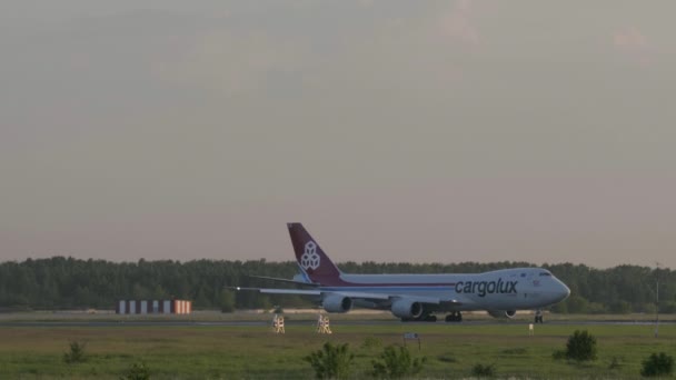 Cargolux Boeing 747 pistte. — Stok video