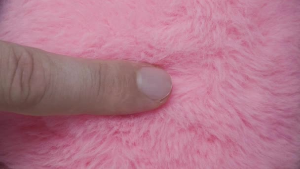 Fingerrutschkanor över rosa päls — Stockvideo