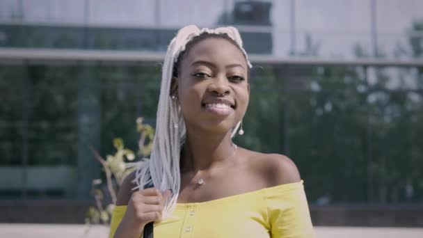 Draguta tineri african american femeie zâmbind — Videoclip de stoc