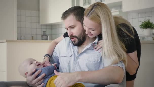 Glückliche Familie aus Vater Mutter und Kleinkind lächelt — Stockvideo