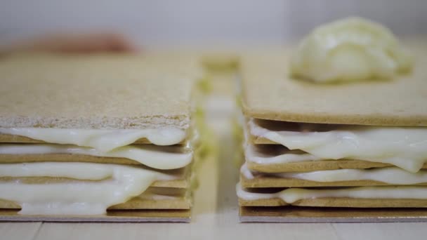 Chef pâtissier fait gâteau multicouche — Video