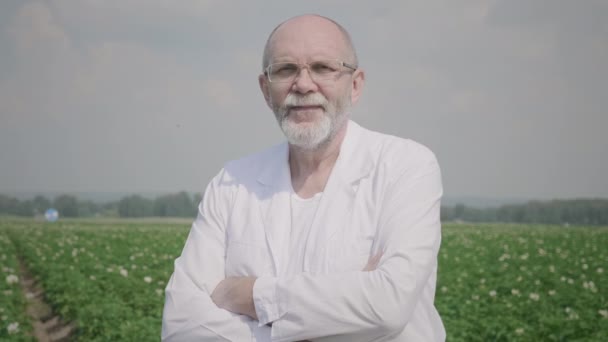 Портрет старшего ученого на открытом воздухе — стоковое видео
