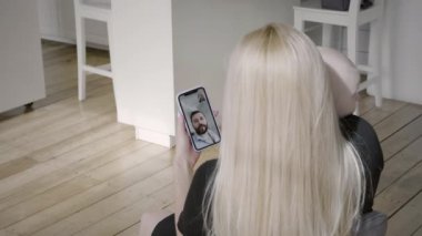 Anne ve oğlu görüntülü konuşma yapıyorlar.