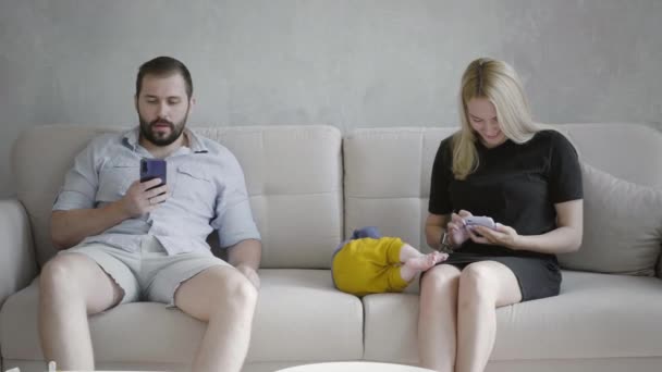 Parents stuck on smartphones — Stock Video