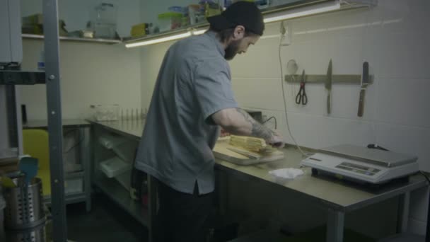 Випічка шеф-кухар готує торт — стокове відео