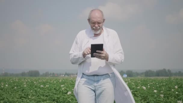 Agronomist za pomocą tabletu cyfrowego — Wideo stockowe