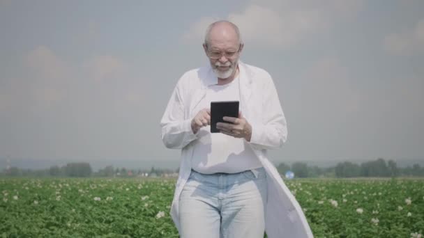 Agronomo utilizzando una tavoletta digitale — Video Stock