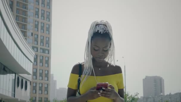 Mulher elegante usando Smartphone na rua — Vídeo de Stock