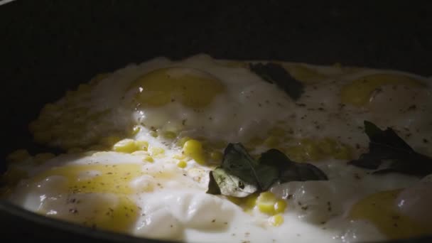 Petit déjeuner cuisiné dans une frypan — Video