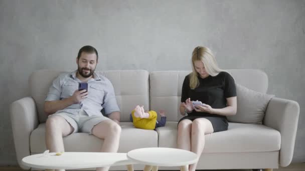 Parents coincés sur les smartphones — Video