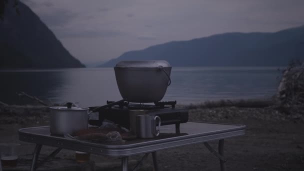 Preparare una cena in campeggio — Video Stock