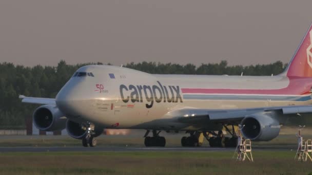 Боїнг 747 на злітно-посадковій смузі — стокове відео