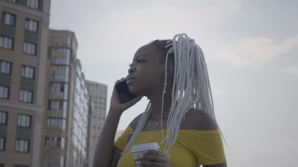 Красивая афроамериканка разговаривает по телефону — стоковое видео