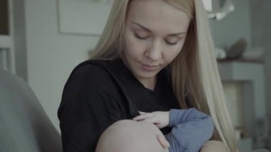 Annem bebeği sakinleştiriyor.