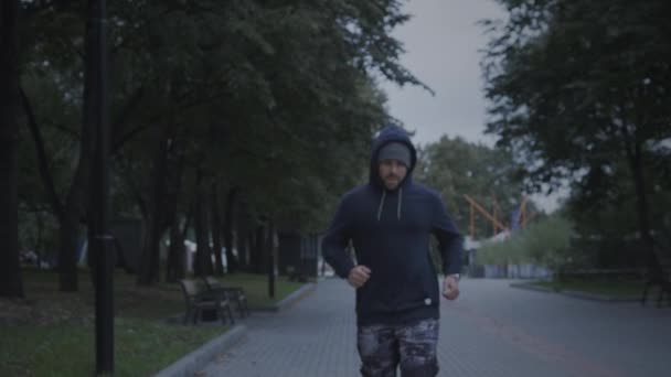 公園での自信に満ちた男のトレーニングチェック時間 — ストック動画
