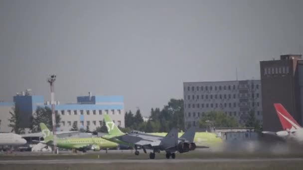 Askeri savaş uçağı MiG-31 BM kalkış yapıyor. — Stok video